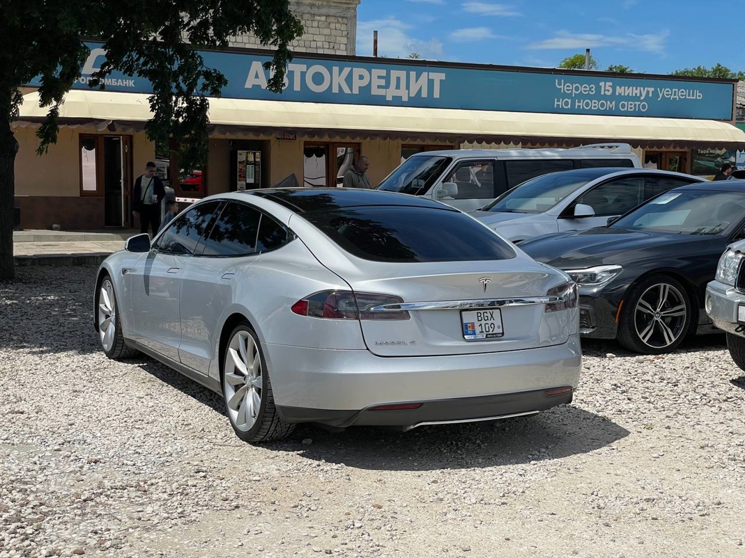 Tesla Model S Signature