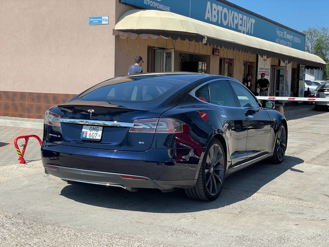 Tesla Model S P85+