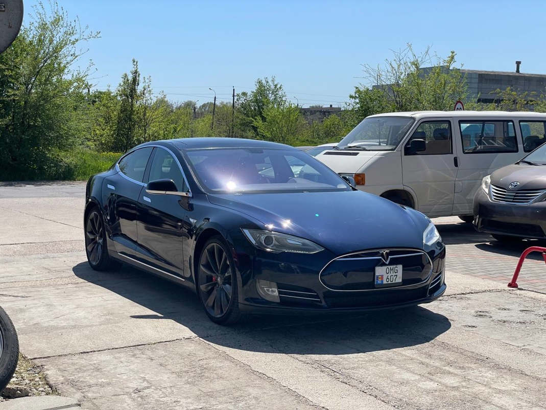 Tesla Model S P85+