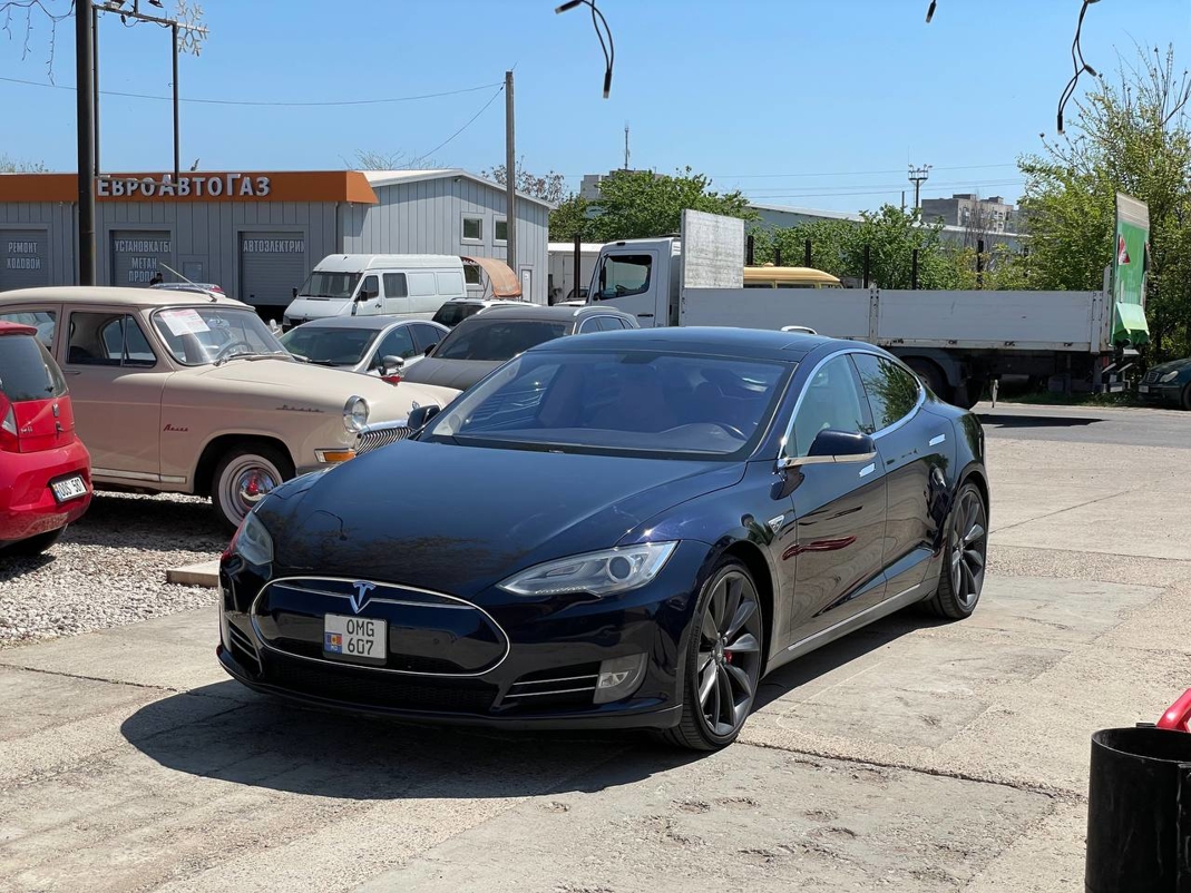 Tesla Model S P85+